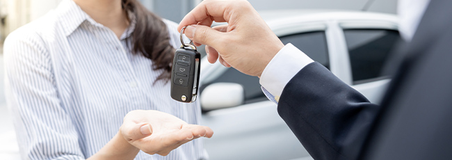 man handing keys to lady for tradein